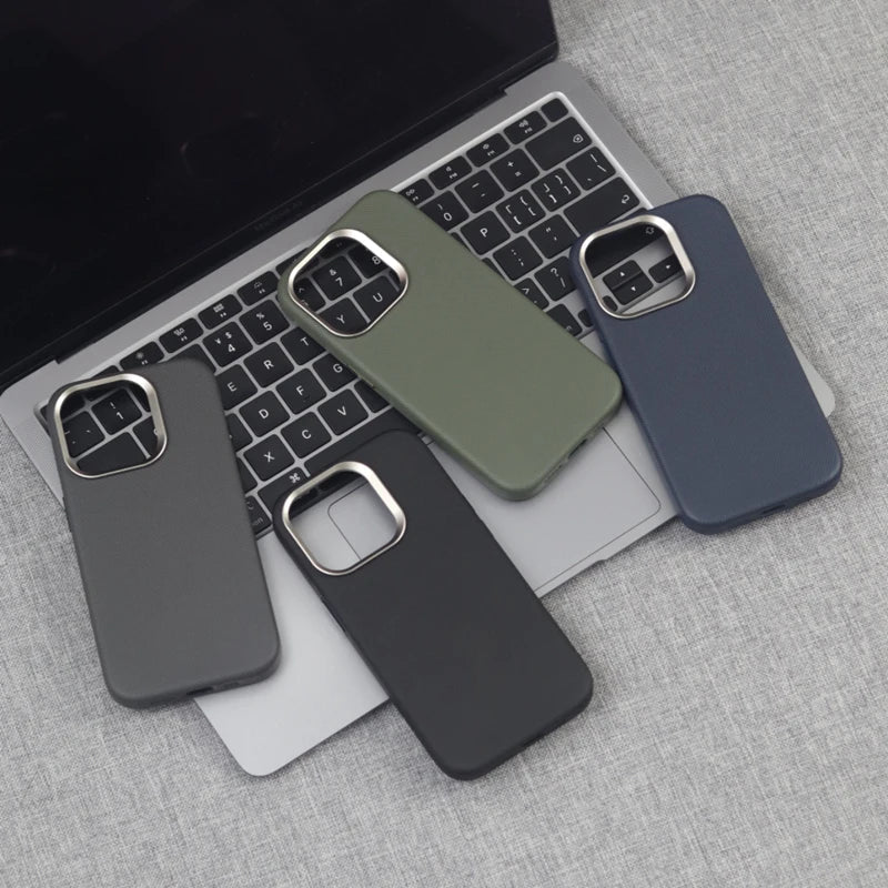 Capinha para iPhone em Couro com Alto Relevo e Compatível com Carregamento MagSafe