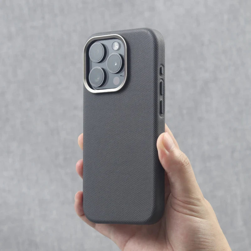 Capinha para iPhone em Couro com Alto Relevo e Compatível com Carregamento MagSafe