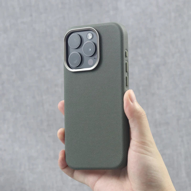 Capinha para iPhone em Couro com Alto Relevo e Compatível com Carregamento MagSafe