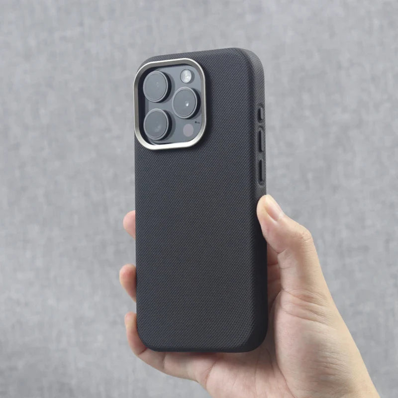 Capinha para iPhone em Couro com Alto Relevo e Compatível com Carregamento MagSafe