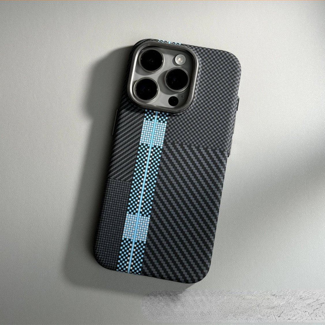 Capinha para iPhone em Fibra de Carbono com Carregamento MagSafe