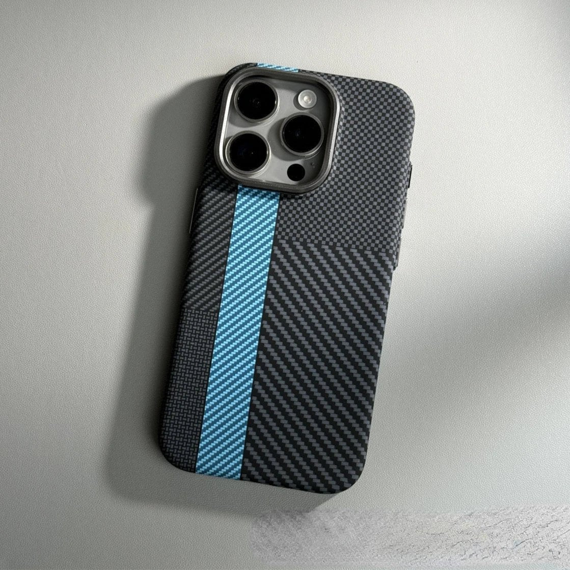Capinha para iPhone em Fibra de Carbono com Carregamento MagSafe