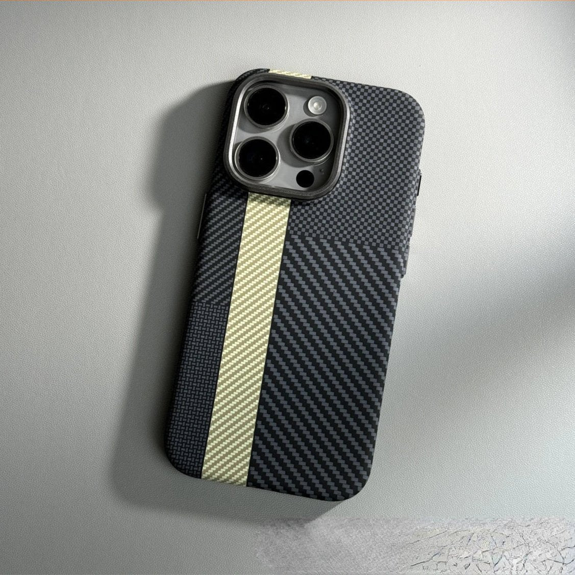 Capinha para iPhone em Fibra de Carbono com Carregamento MagSafe