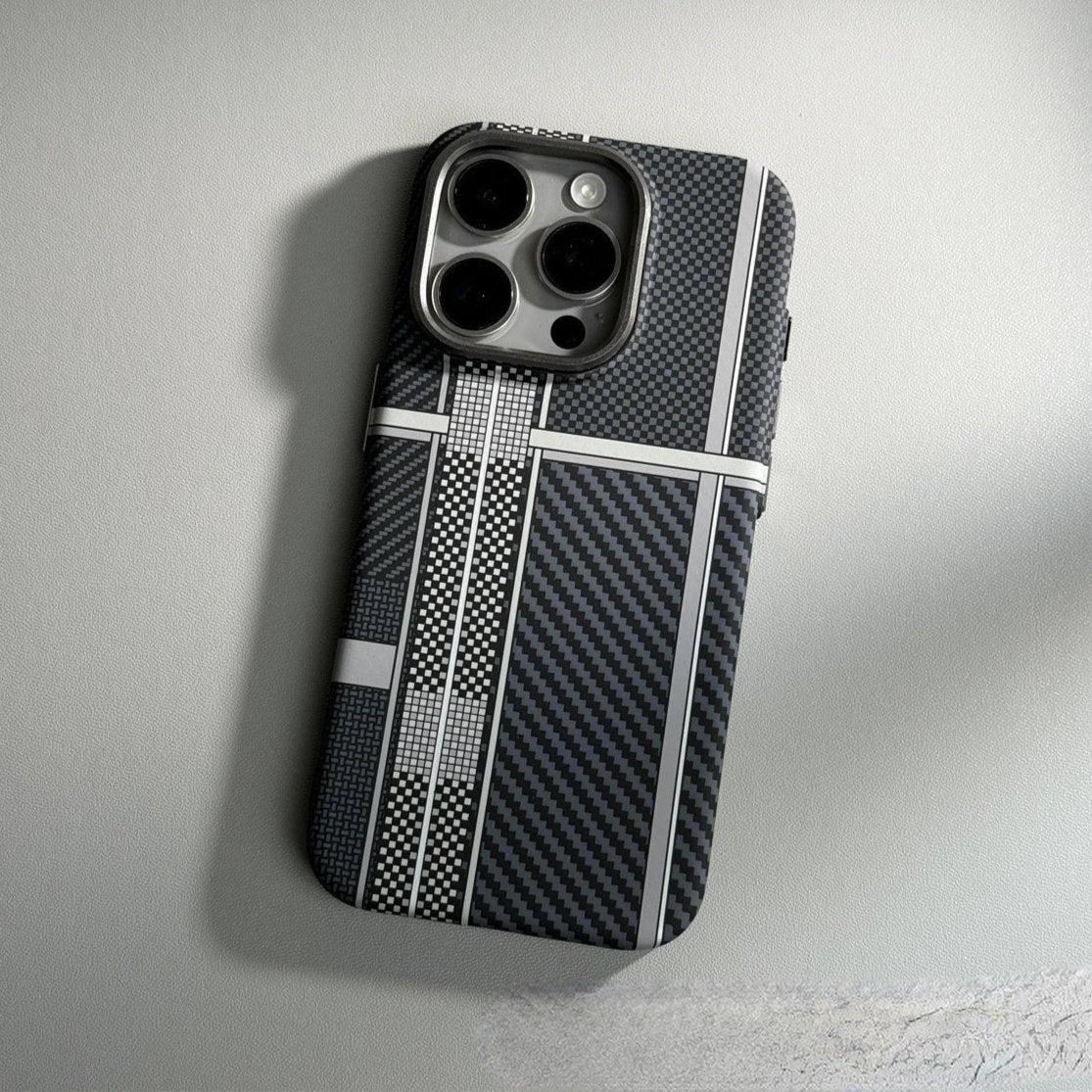 Capinha para iPhone em Fibra de Carbono com Carregamento MagSafe