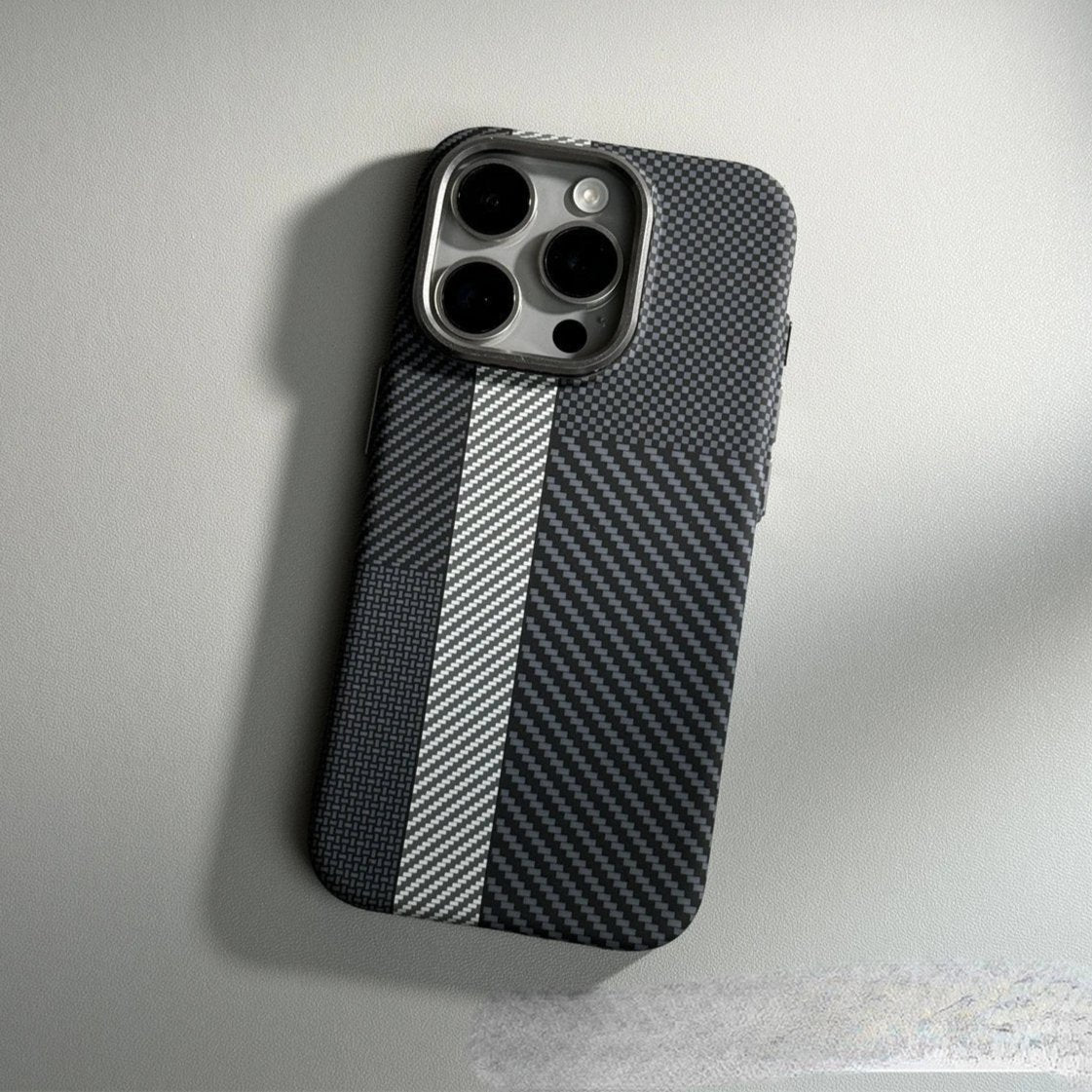 Capinha para iPhone em Fibra de Carbono com Carregamento MagSafe