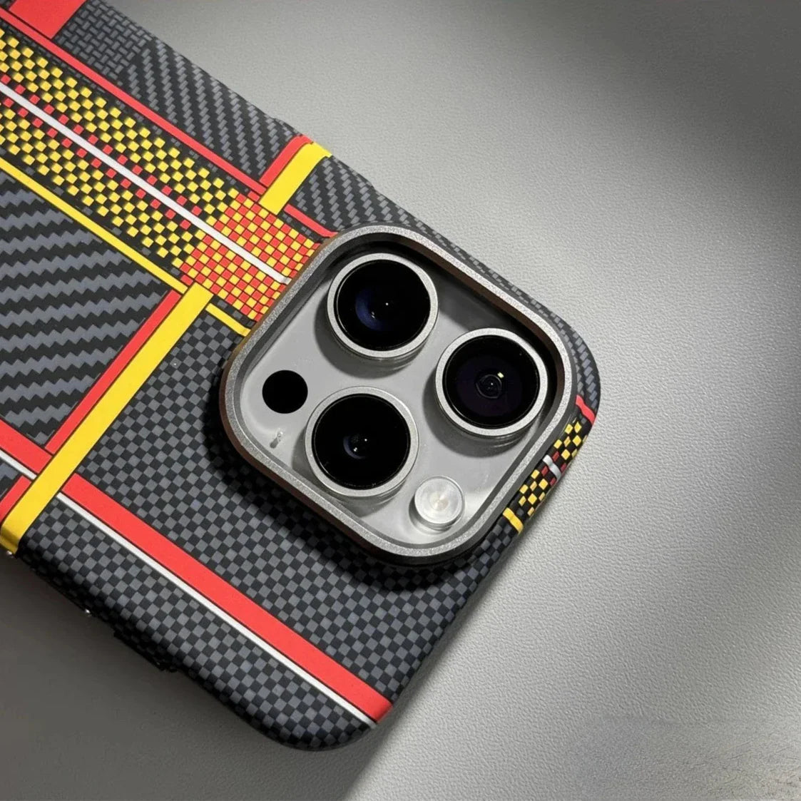 Capinha para iPhone em Fibra de Carbono com Carregamento MagSafe