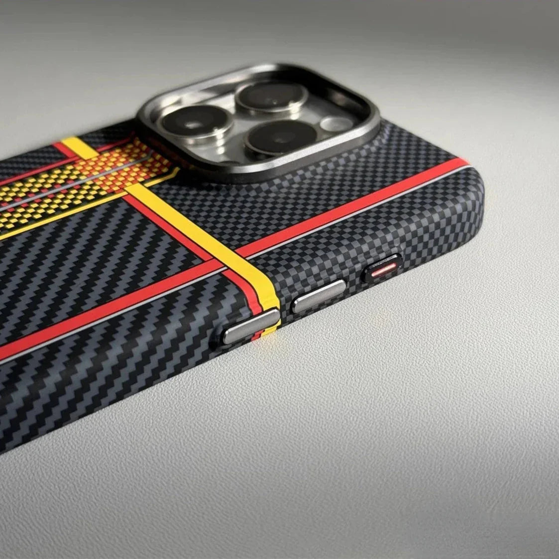Capinha para iPhone em Fibra de Carbono com Carregamento MagSafe