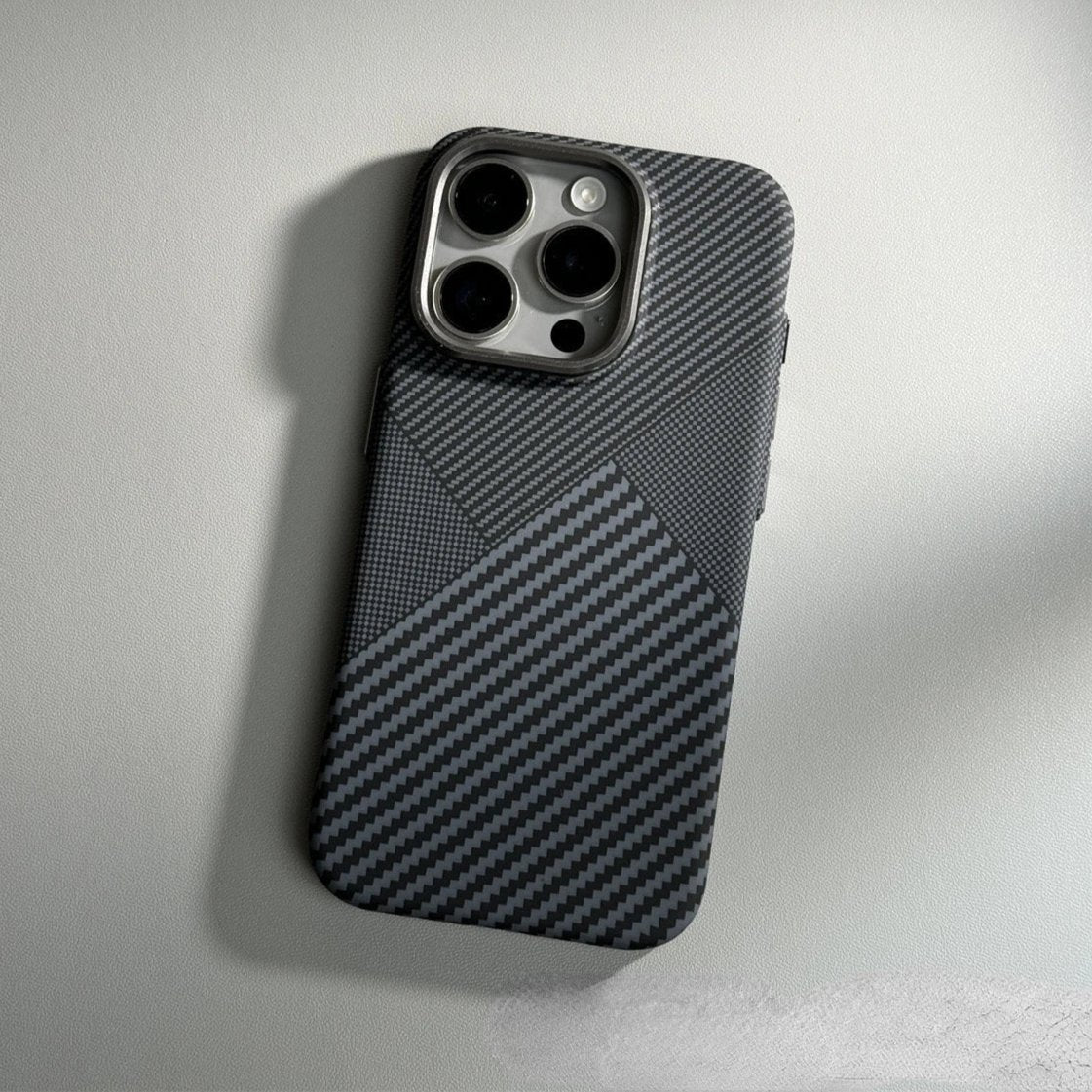 Capinha para iPhone em Fibra de Carbono com Carregamento MagSafe