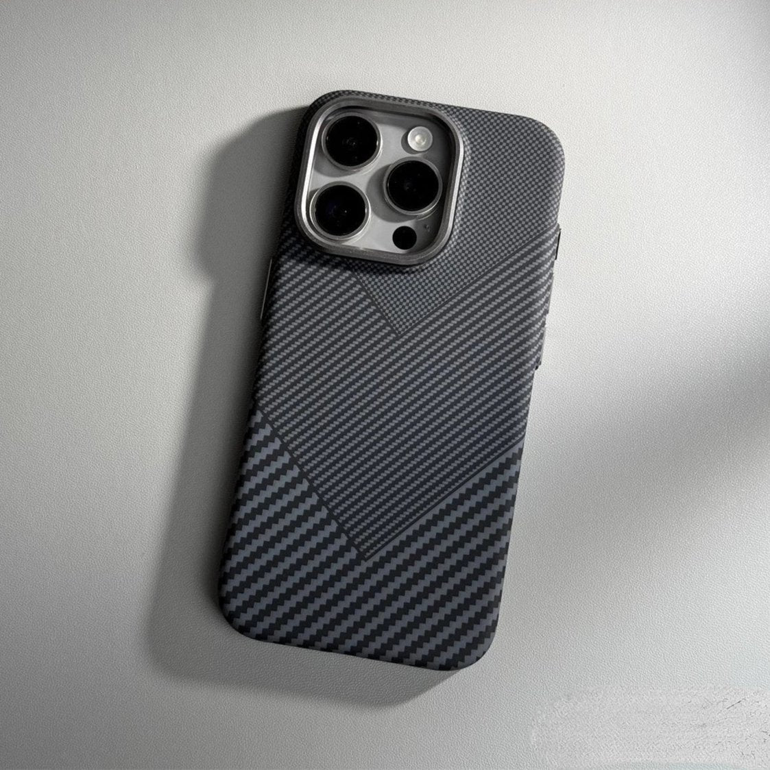 Capinha para iPhone em Fibra de Carbono com Carregamento MagSafe