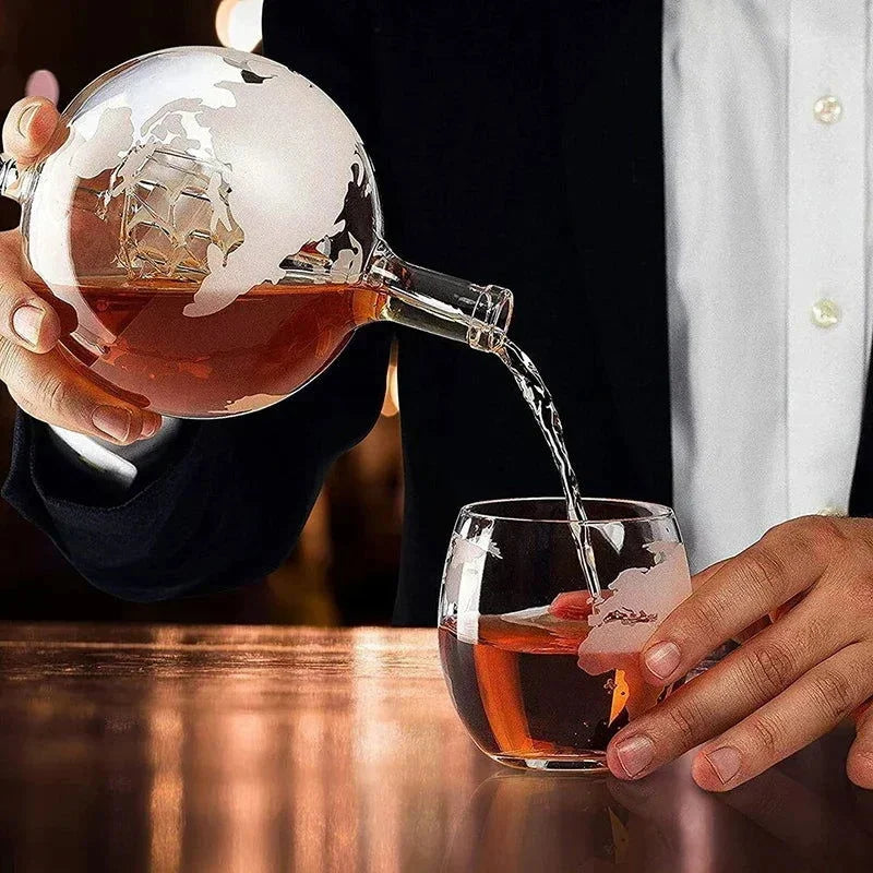 Conjunto Decanter de Vidro em Formato de Globo com Suporte de Madeira e 2 Copos