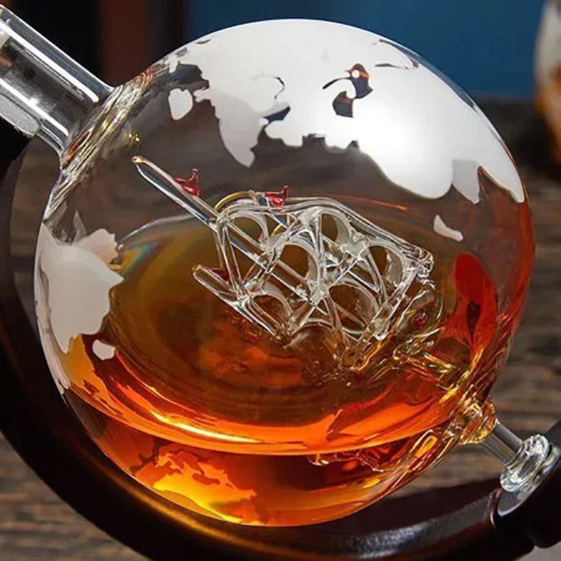 Conjunto Decanter de Vidro em Formato de Globo com Suporte de Madeira e 2 Copos