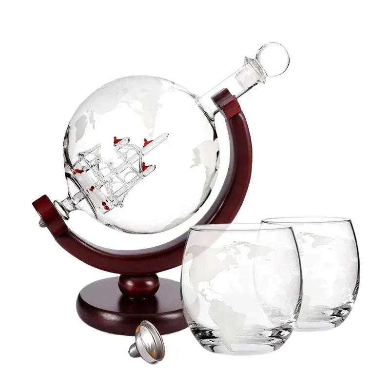 Conjunto Decanter de Vidro em Formato de Globo com Suporte de Madeira e 2 Copos
