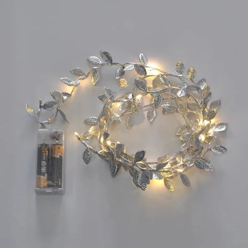 Cordão de Luzes LED Decorativo com Folhas Douradas - Iluminação Festiva