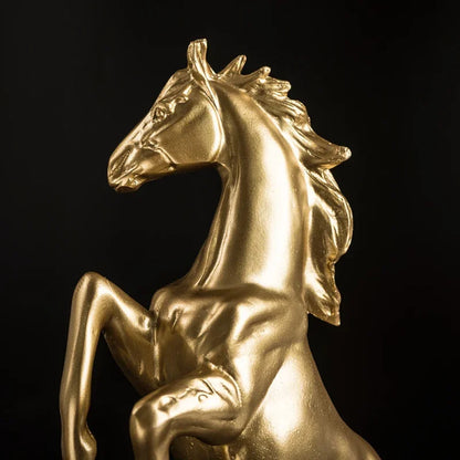 Suporte para Vinho em Resina Dourada - Cavalo de Guerra