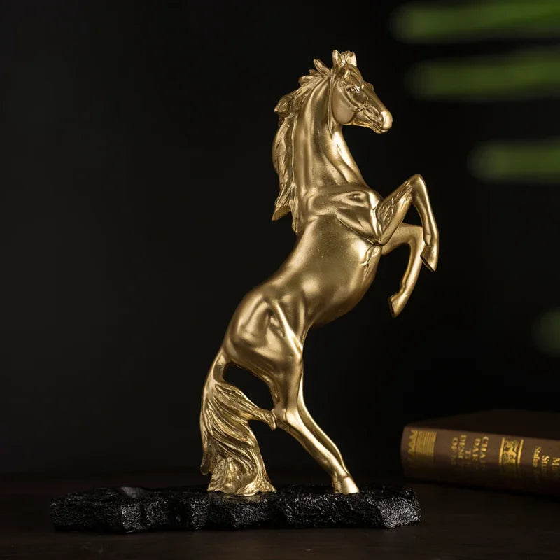 Suporte para Vinho em Resina Dourada - Cavalo de Guerra