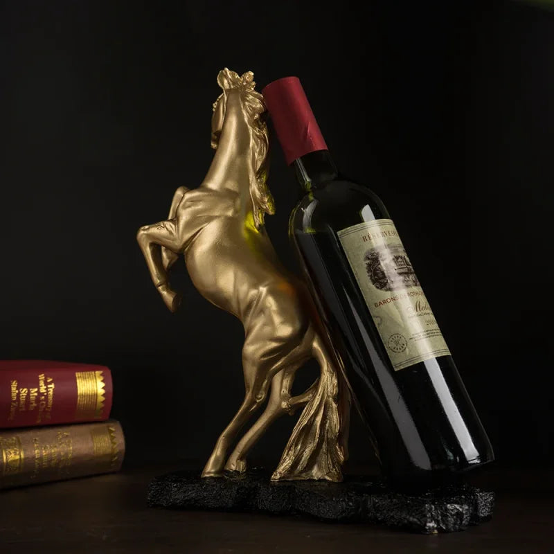 Suporte para Vinho em Resina Dourada - Cavalo de Guerra