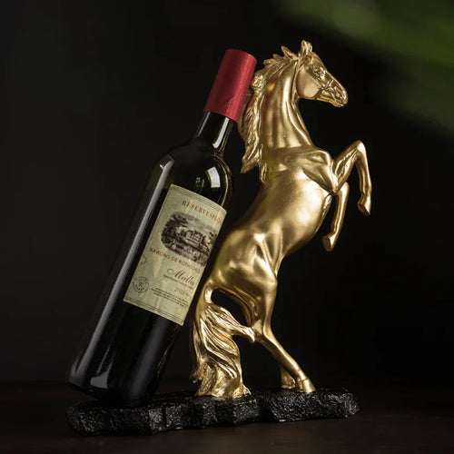 Suporte para Vinho em Resina Dourada - Cavalo de Guerra